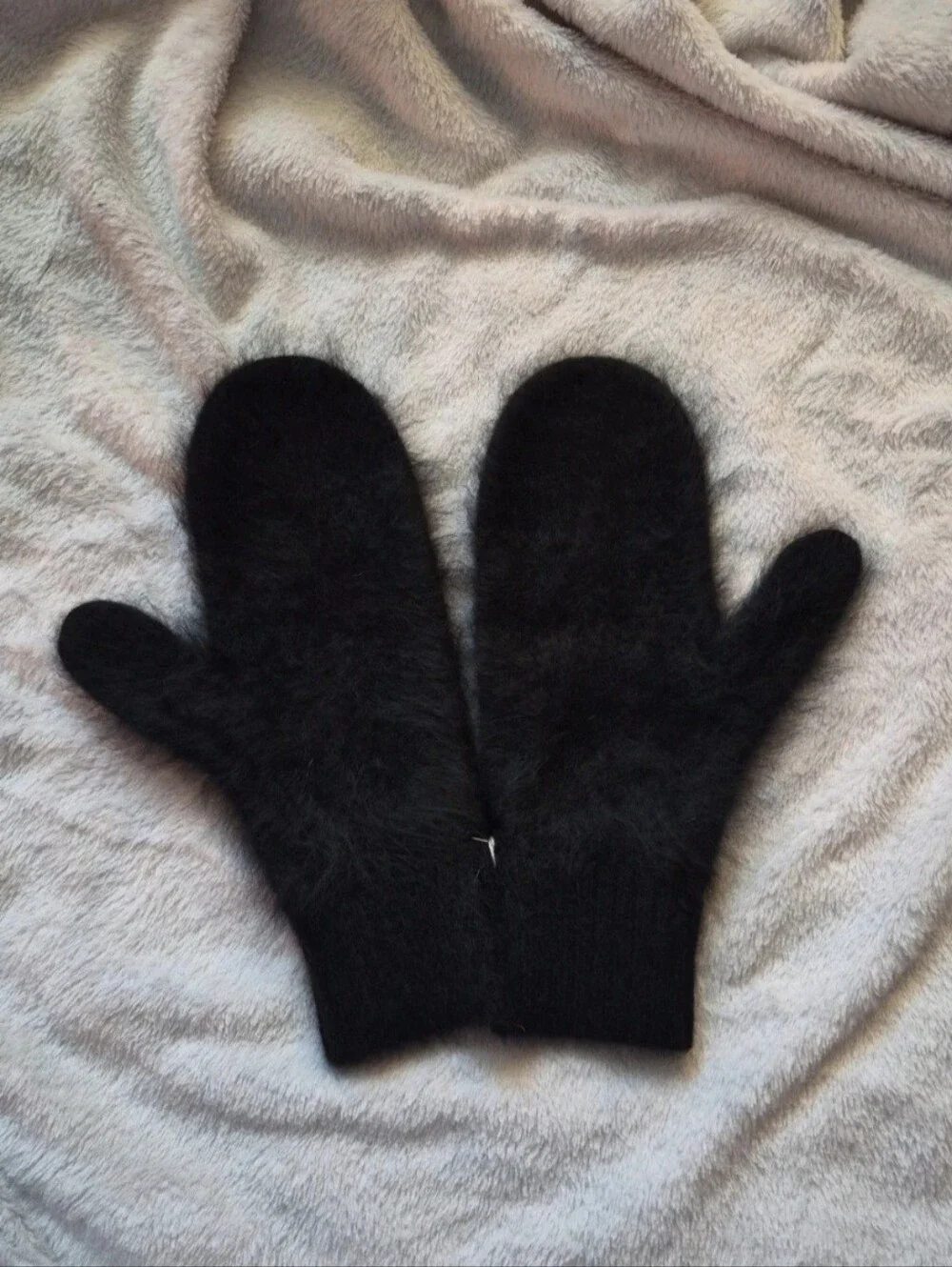 Lululemon Fuzzy Cashmere Mittens NWT